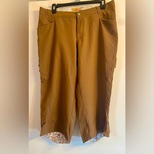 Redington vtg Women’s Size M Fishing Bermuda pants short leg.